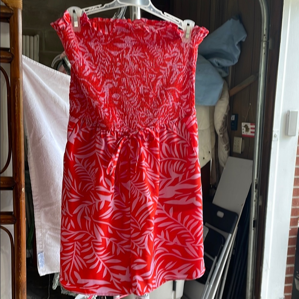 Elegant Red Backless Dress with Leaf Design